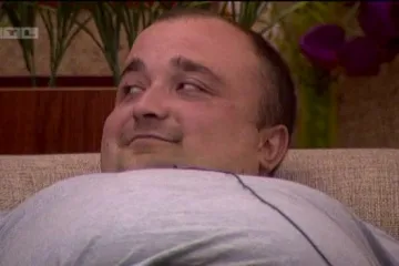 Brandžo i Ivona sumnjaju da Mika i Giba varaju i da jedu pravu hranu