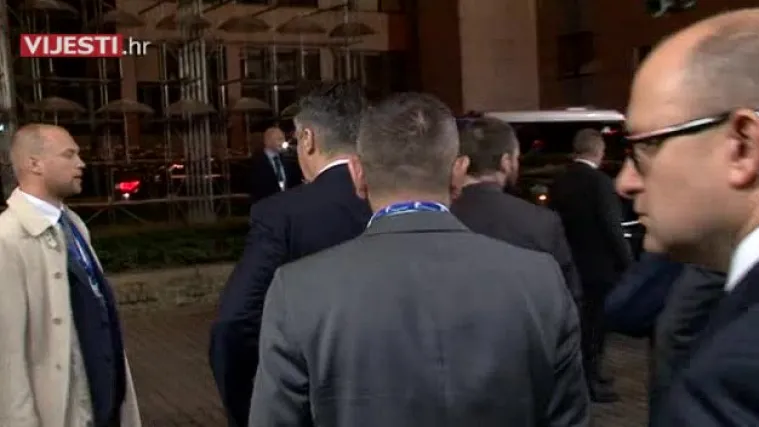 Milanović salutirao Orbanu na kraju summita u Bruxellesu, a Srbijancima poručio da manipulacije neće proći