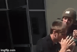 Počeo udarati slijepog učenika u glavu, ali jako brzo poljubio asfalt