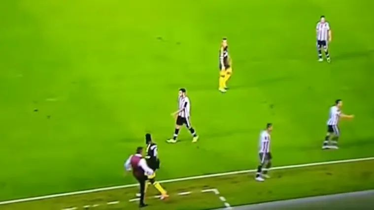 Srpski trener je Balotellija nagradio nogom u gu*icu