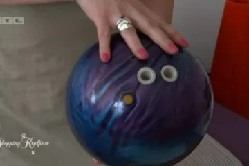 Kako se pravilo drži kugla za bowling?