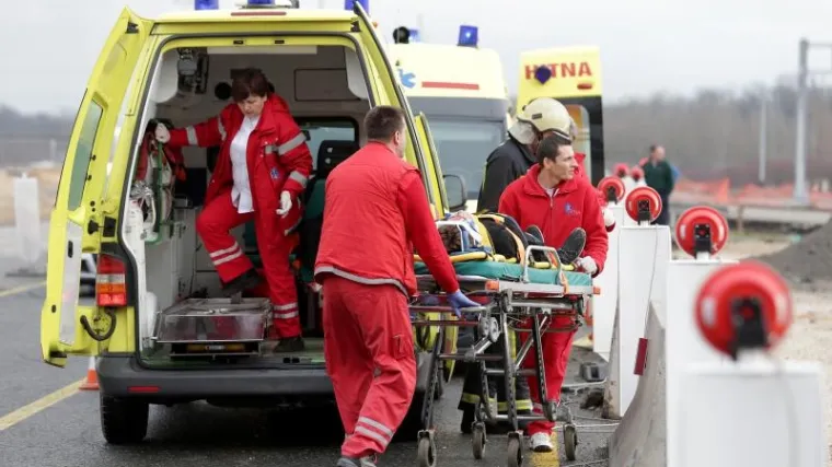 Sudarili se auto i moped, vozač mopeda prevezen u bolnicu