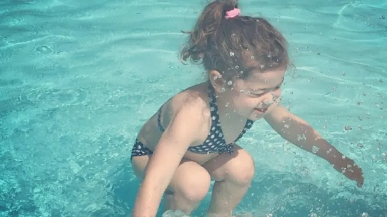 Skače li ova djevojčica u vodu ili roni?