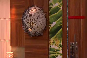 Odlično raspoloženi Anton budi stanare poljupcima