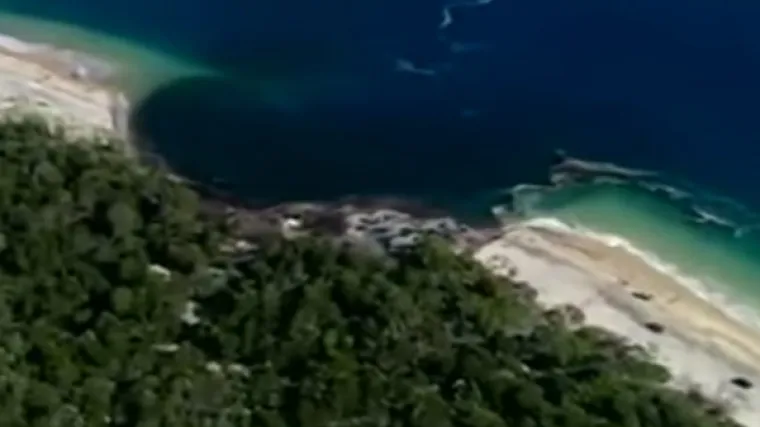 U kampu se otvorila rupa i progutala nekoliko automobila