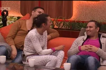 Mirjana podučava Miku i Gibu kako se glasati kao tuljan