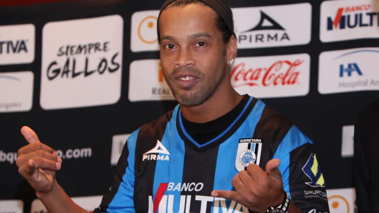 Ronaldinho zbog nepo&scaron;tivanja kluba i izostajanja s treninga potjeran nakon samo tri mjeseca