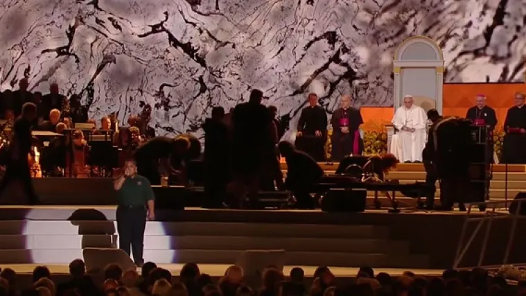 Dječak zapjevao Papi i poklonio mu doista neobičan predmet