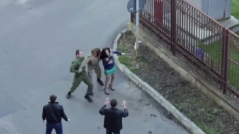 Vojnik riskirao život da spasi djevojku kojoj je pi&scaron;tolj bio uperen u čelo, ali...