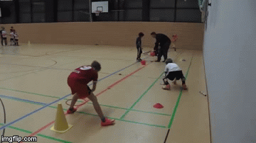 Ovaj klinac je toliko nevjerojatno nespretan da je to divno za gledati