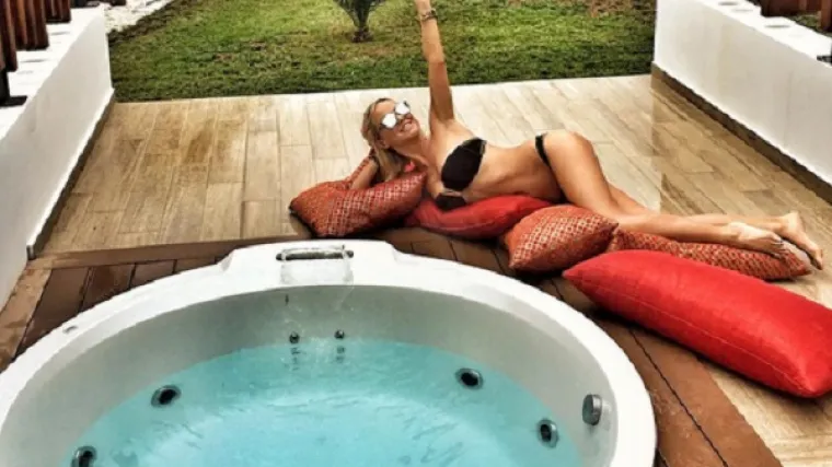 Maja &Scaron;uput u seksi kupaćem uživa na Ibizi