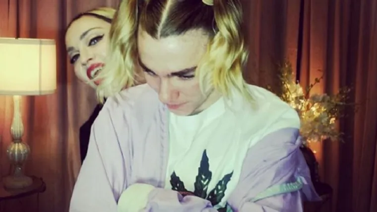 Već je pravi frajer i jako liči na mamu