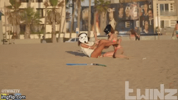 Curama prekrili oči i stavili im ogromne umjetne penise u ruke, a one su se dobro zabavile