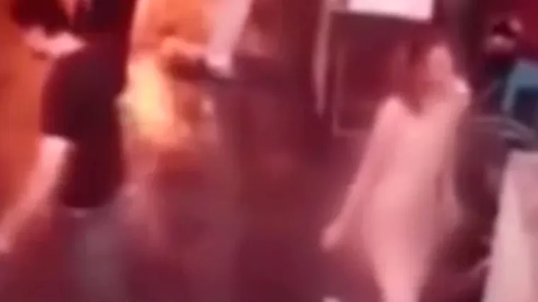 Skinula se gola jer joj dečko nije htio kupiti iPhone