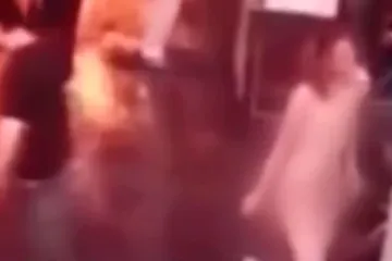 Skinula se gola jer joj dečko nije htio kupiti iPhone