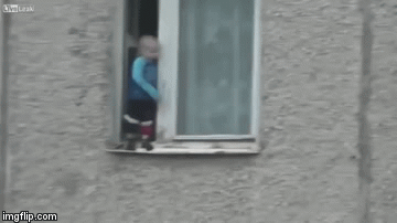 Klinac vrluda po prozoru na 7. katu zgrade, roditelja nigdje