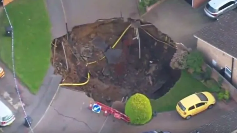 Golema rupa progutala dio ceste i vrta, srećom nema ozlijeđenih