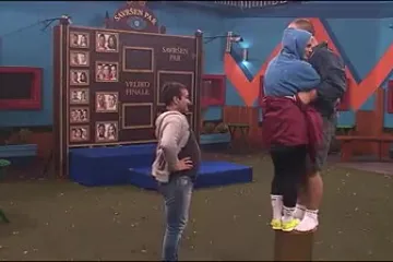 Mika i simpatična greška - stanari su mu zgodni kao u 'izglonu'