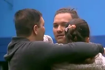 Bratska ljubav: 'Miko daj pomakni stomak!'