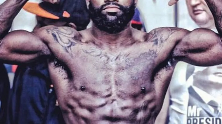 Broneru naslov u super lakoj kategoriji u WBA verziji, Postolu u WBC verziji