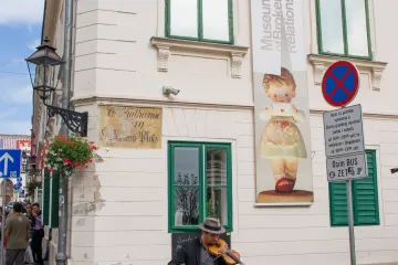 Amerikanac odlučio zaprositi djevojku pred muzejem prekinutih veza