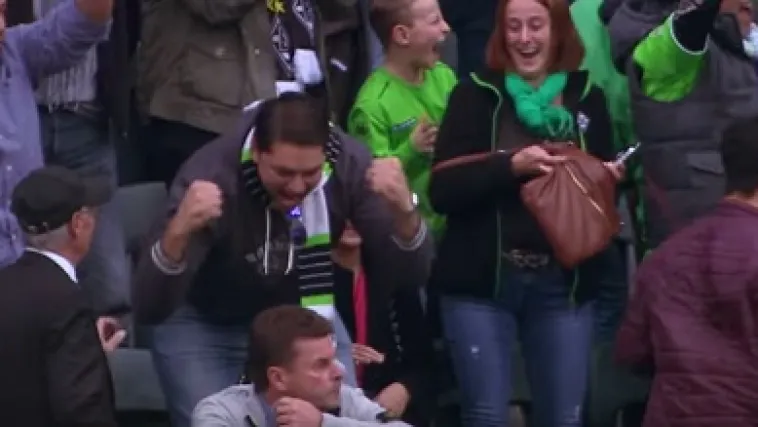 Poznati njemački trener morao sjediti s protivničkim navijačima