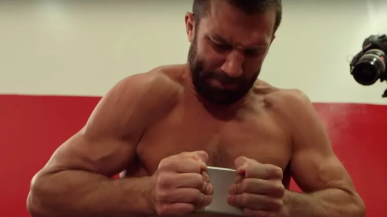 UFC borac pokazat će vam koji je iPhone izdržljiviji