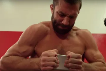 UFC borac pokazat će vam koji je iPhone izdržljiviji