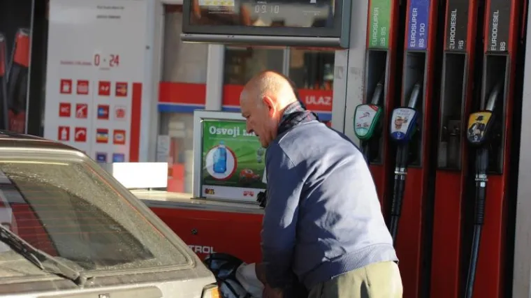 Znate li zašto je zapravo dizel jeftiniji od benzina?