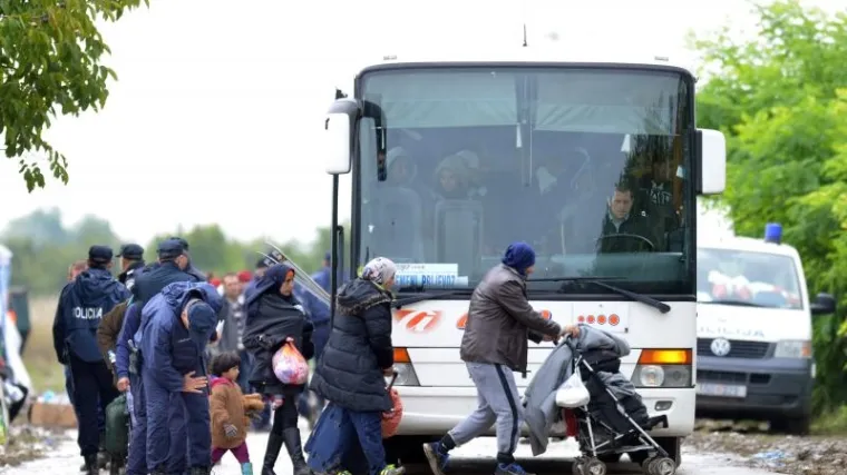 Autobus s izbjeglicama udario u kamion, jedan mrtav i 9 ozlijeđenih