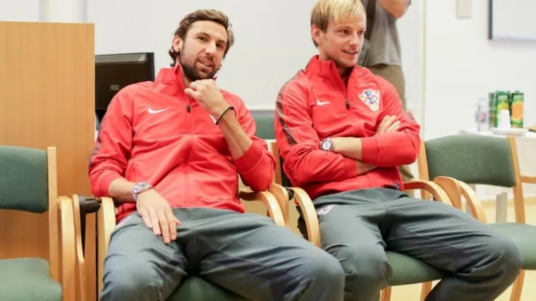 Rakitić i Srna s djecom oboljelom od malignih bolesti u KBC-u Zagreb: 'Motivirani smo i vjerujemo Čačiću'