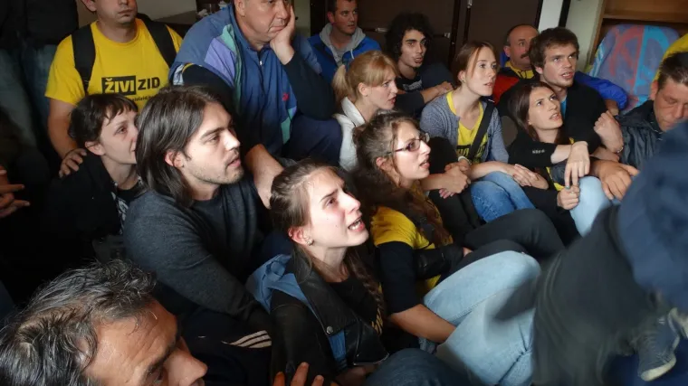 Živi zid policiji: 'Sanadera pu&scaron;tate na slobodu, a ovako se odnosite prema vlastitim građanima!'