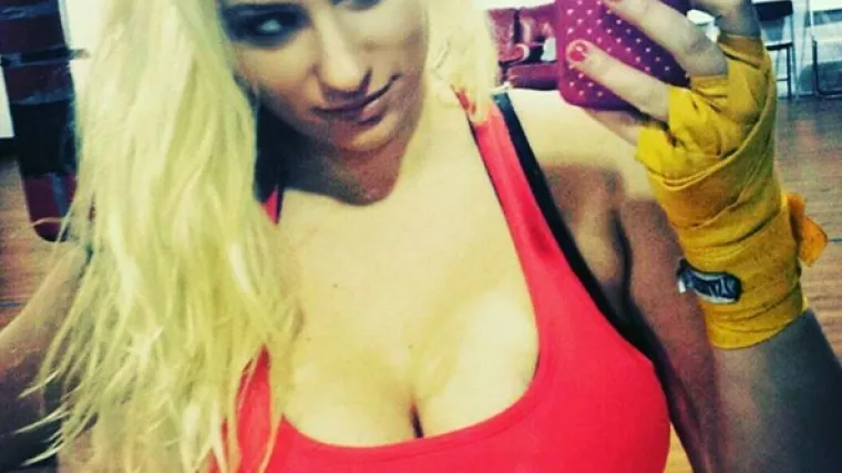 Zbog bujnih grudi ima problema u amaterskom kickboksu