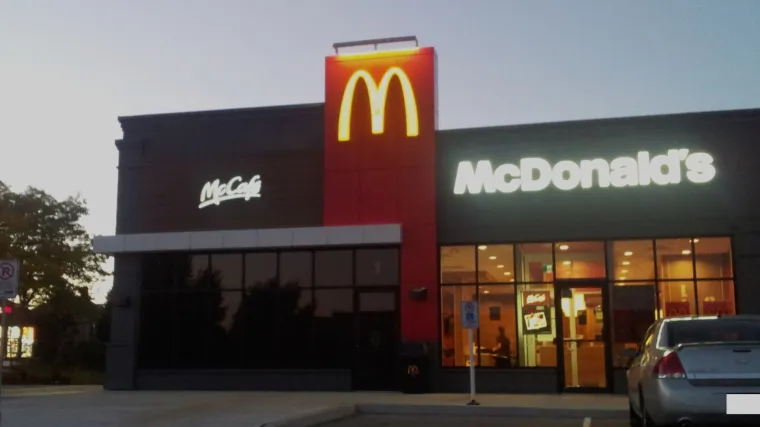 Mrtva beskućnica sjedila 7 sati u McDonald'su prije nego &scaron;to ju je itko primjetio