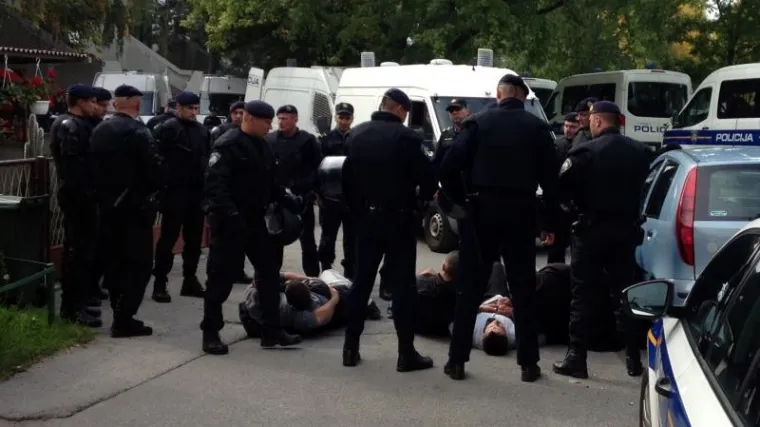 Policija razvalila vrata stana i iz njega "i&scaron;čupala" ljude