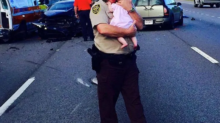 Djete&scaron;ce je i&scaron;čupao iz slupanog automobila i nije vi&scaron;e pu&scaron;tao