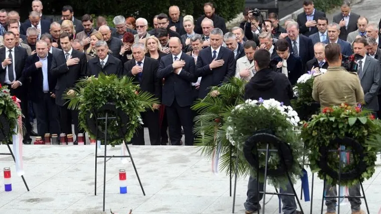 HDZ položio vijence na Mirogoju, Karamarko poželio 'smirenu predizbornu kampanju'