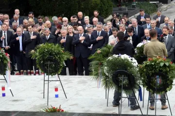 HDZ položio vijence na Mirogoju, Karamarko poželio 'smirenu predizbornu kampanju'