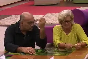 Rade savjetuje Vesnu kako da se nosi sa situacijom u BB kući