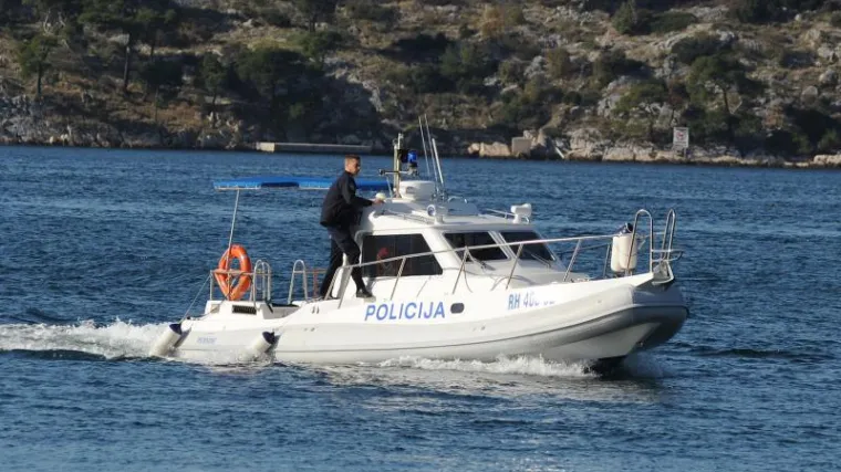 Lučka kapetanija i policija tragaju za mu&scaron;krcem: gliserom nestao na &scaron;irem hvarskom području