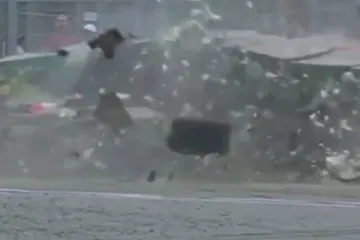 Pogledajte kako se bolid rasuo u tisuće komada