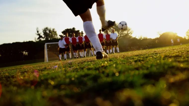 Mladi nogometa&scaron; pao i umro na terenu