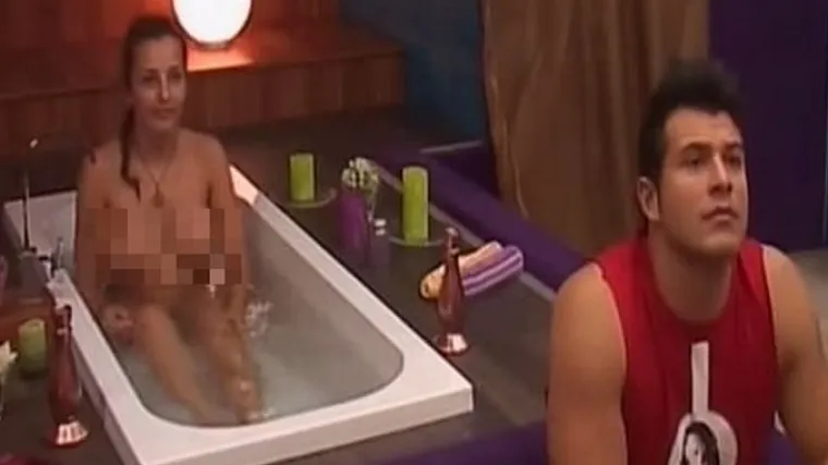 Mirjana se kupala gola pokraj Ervina, a on je slušao kako ga tračaju