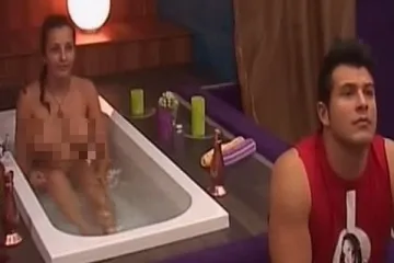 Mirjana se kupala gola pokraj Ervina, a on je slušao kako ga tračaju