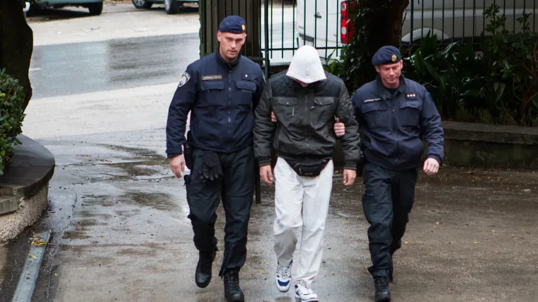 Dvojici &scaron;ibenskih huligana određen istražni zatvor, napadnuti mladić jo&scaron; uvijek u induciranoj komi