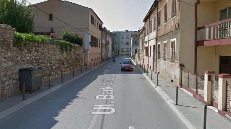 Žena nasred ceste gurala dijete u kolicima pa ugrizla policajca