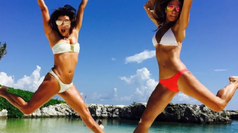 Eva Longoria uživa s prijateljicom na plaži