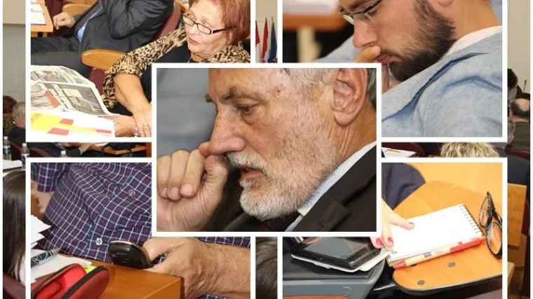 Kako gradski vijećnici krate vrijeme tijekom sjednice: slika govori vi&scaron;e od tisuću riječi...