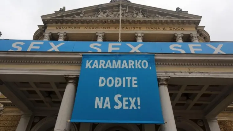 Poruka Tomislavu Karamarku na pročelju riječkog HNK-a: 'Karamarko dođite na SEX!'