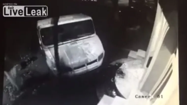 Na ulazna vrata vladajuće stranke istovario tri tone fekalija